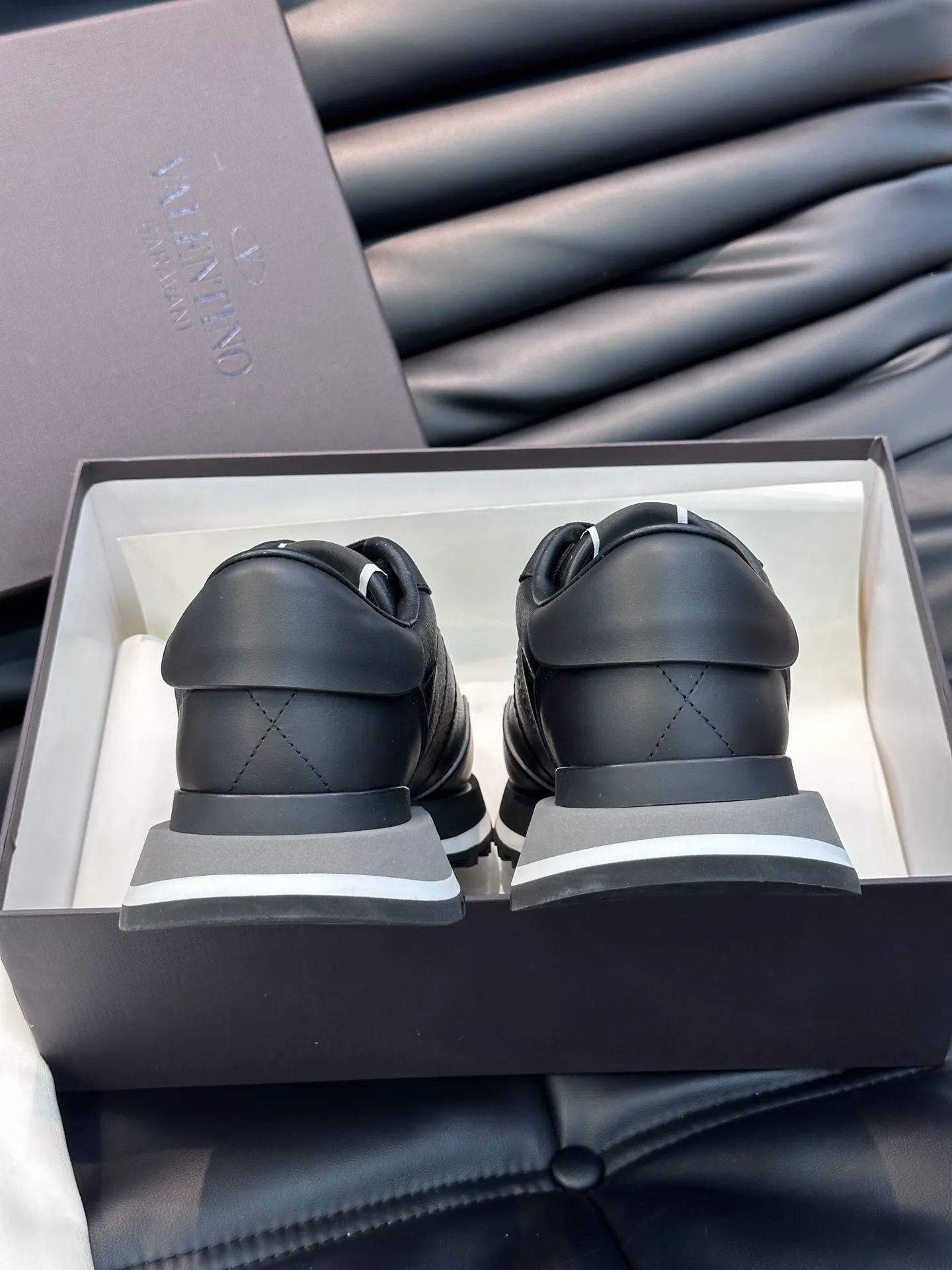 P540💰 Product trademark: VALENTINO "Valentino" Regular size: 38-44 [45 customized] Product material: Warren men's casual sports shoes, made of imported first-layer cowhide, with brand emblem on the tongue, rivet rubber outsole, non-slip, wear-resistant and shock-absorbing, cowhide lining foot pads, comfortable and breathable, with original box packaging equation bag!